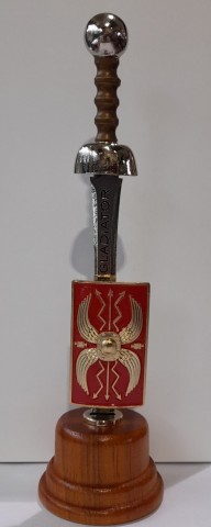 SET MINI ESCUDO, MINI ESPADA Y STAND DE GLADIATOR