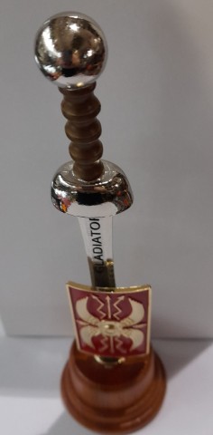 SET MINI ESCUDO, MINI ESPADA Y STAND DE GLADIATOR