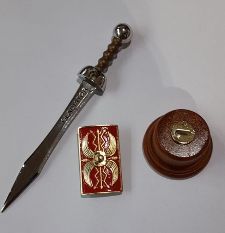 SET MINI ESCUDO, MINI ESPADA Y STAND DE GLADIATOR
