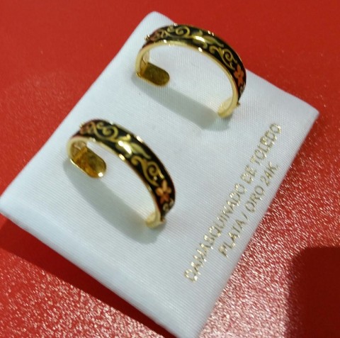 PENDIENTES DE ARO CON MOTIVO RENACIMIENTO EN ORO