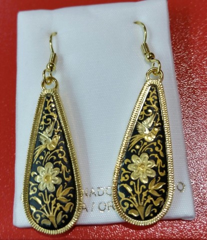 PENDIENTES DE LÁGRIMA CON MOTIVO RENACIMIENTO EN ORO